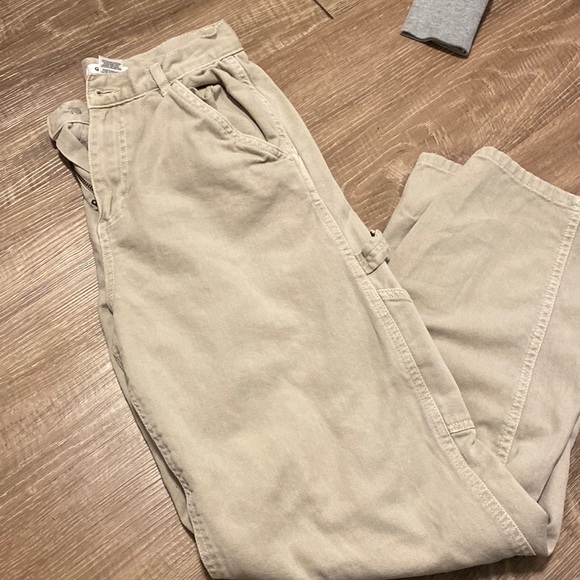 beige cargo pants from garage no damage to them - Picture 1 of 3